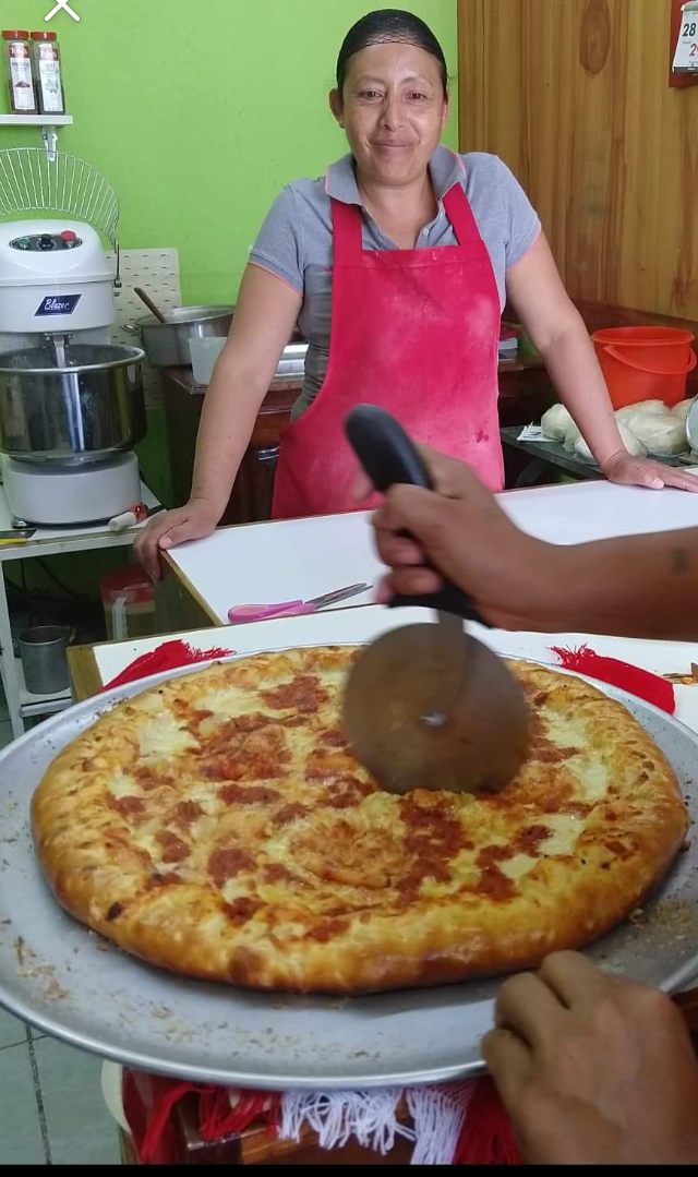Pizza recién cortada en la cocina de Ke Pizza
