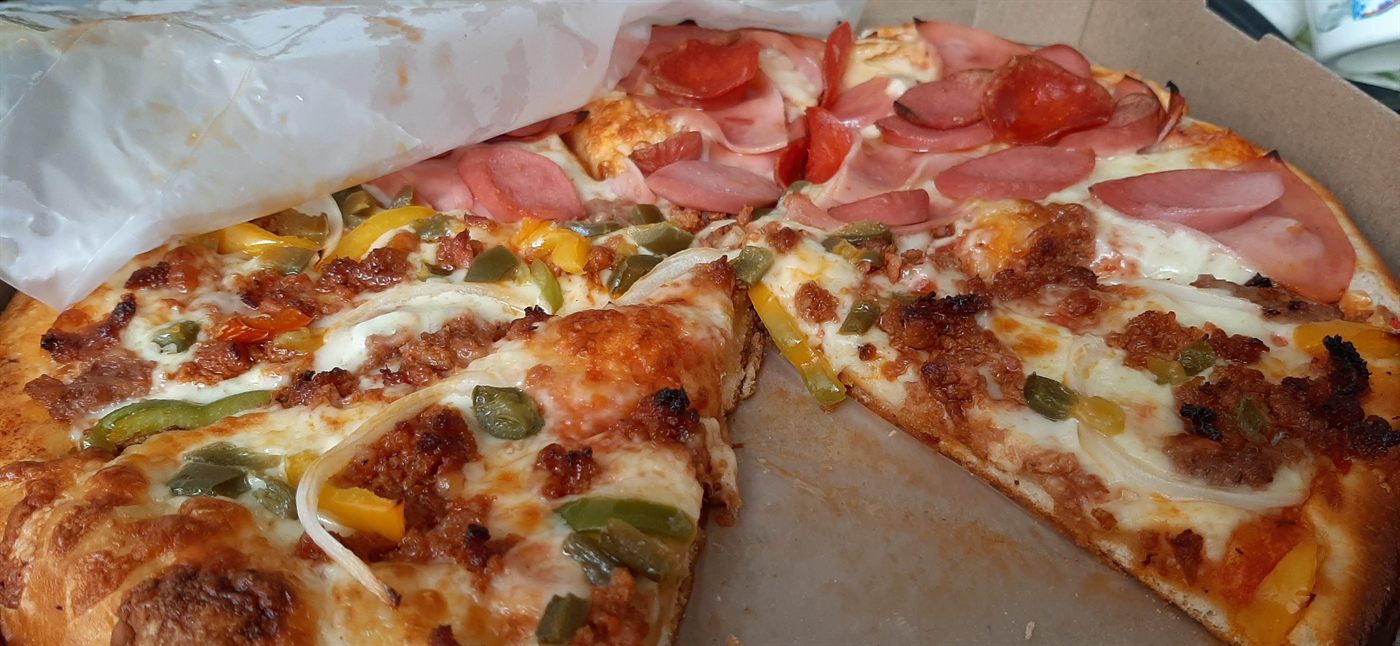 Pizza mitad hawaiana y mitad combinada