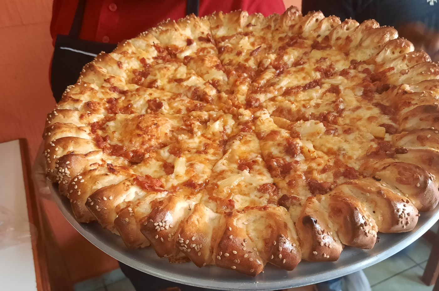 Pizza con la orilla rellena de queso