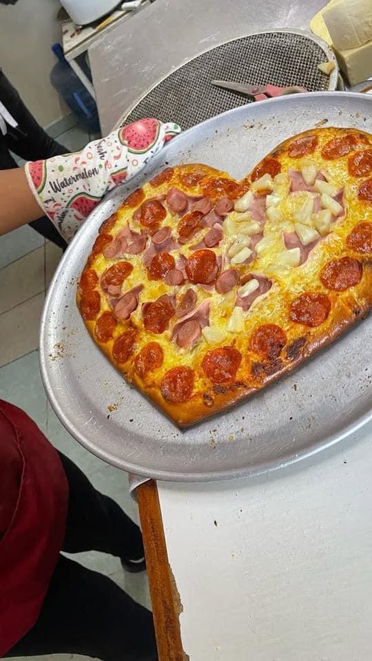 Pizza en forma de corazón hecha en Ke Pizza