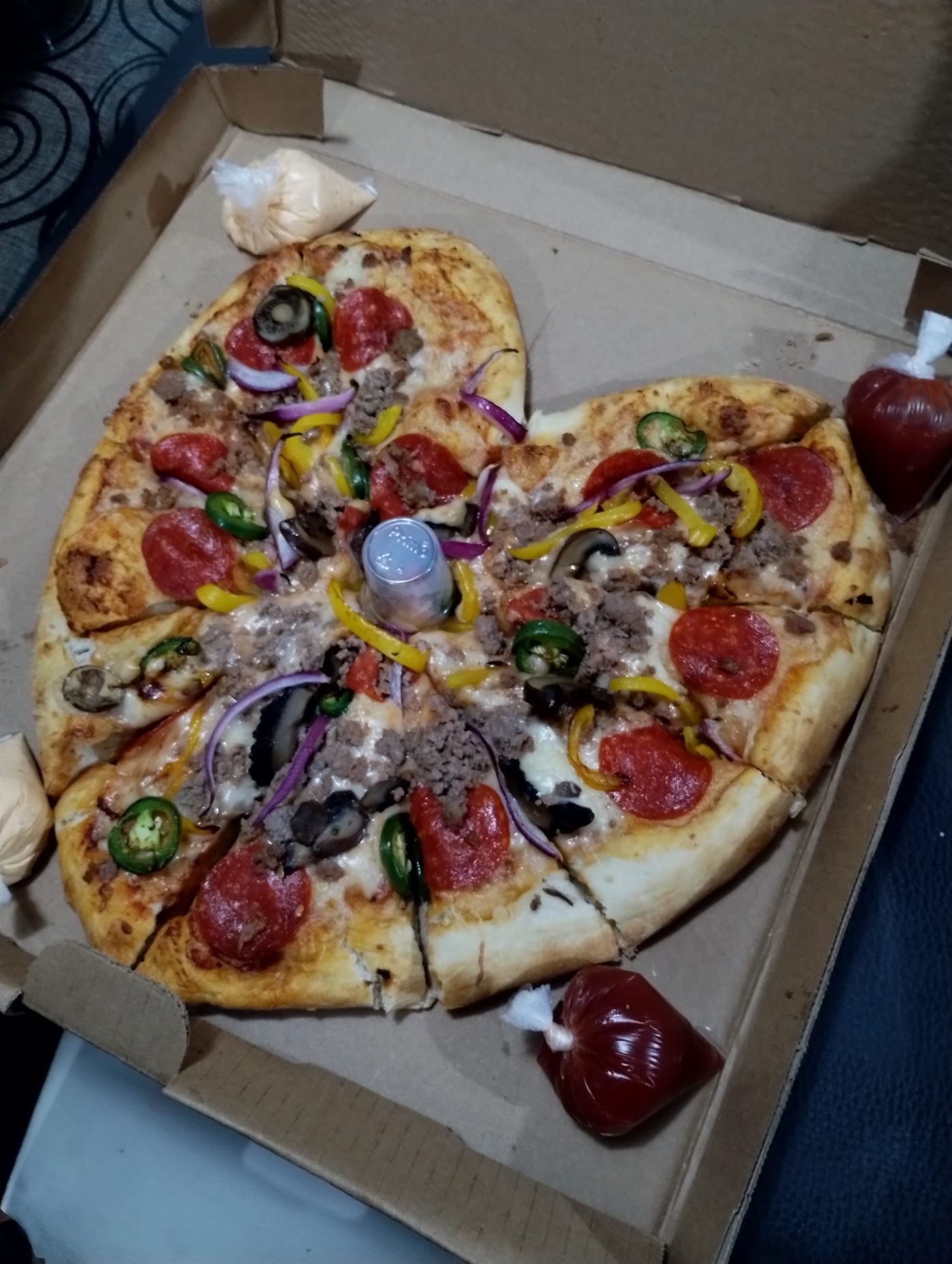 Pizza combinada con jalapeño lista para llevar