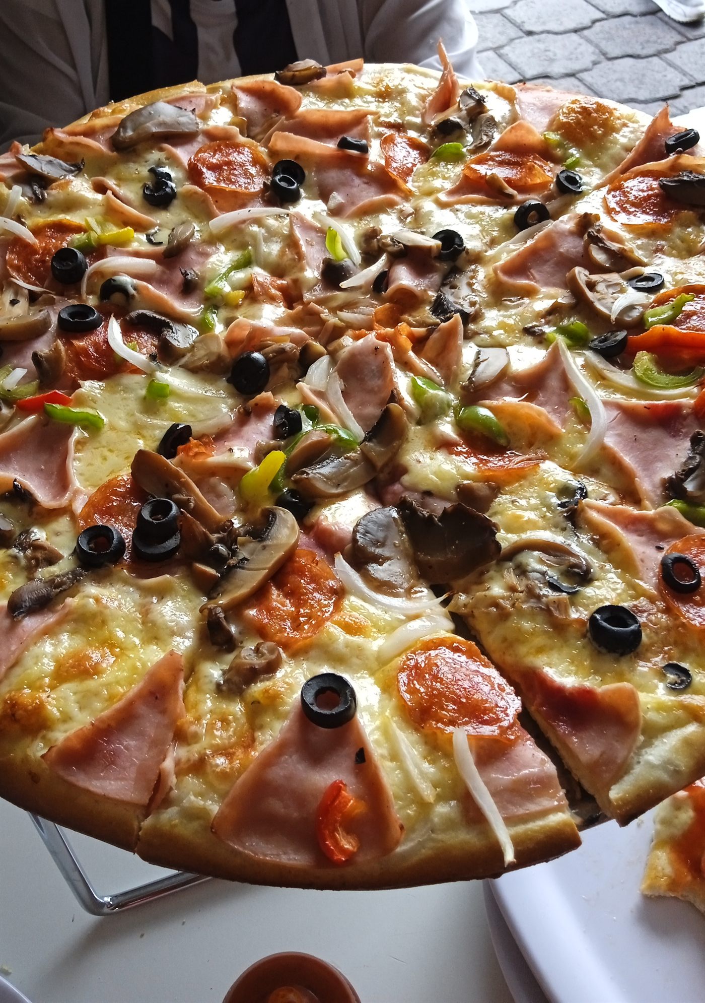 Pizza suprema con jamón, champiñón, pimiento y aceituna